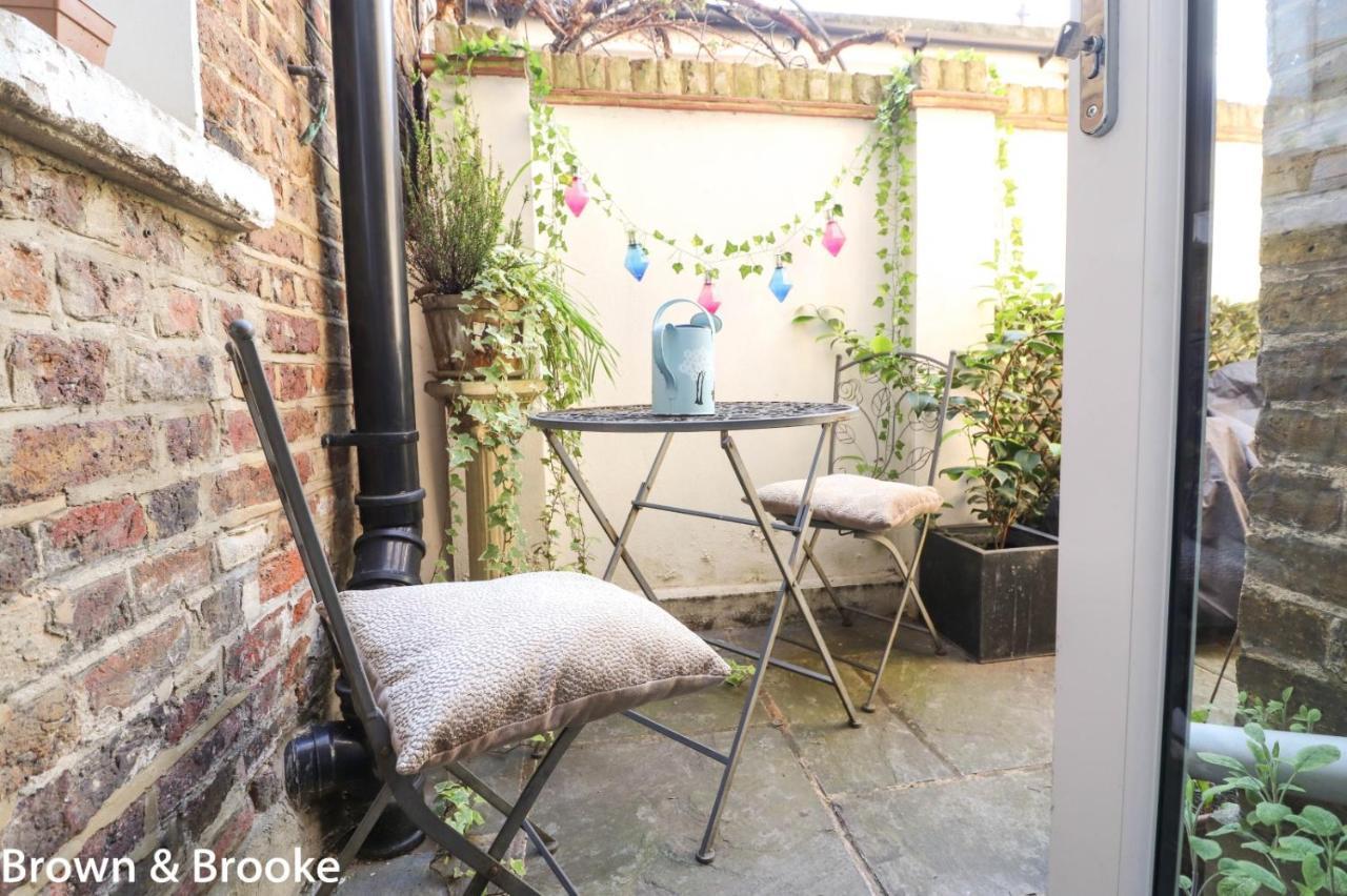 Stylish & Spacious 3 Bed Victorian House Sleeps Up To 7 - Near O2, Museums, Excel, Mazehill Station 12 Mins Direct Into London Bridge Villa Exterior photo