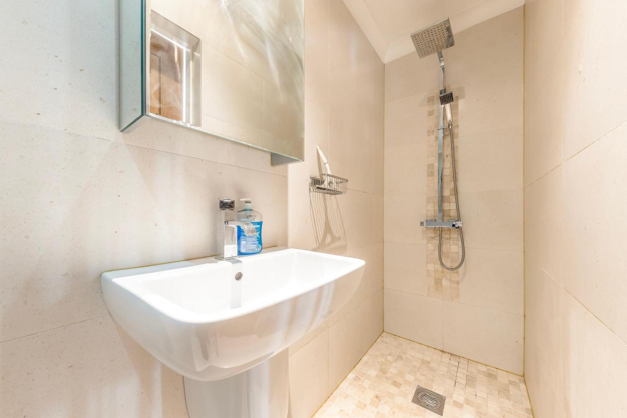 Stylish & Spacious 3 Bed Victorian House Sleeps Up To 7 - Near O2, Museums, Excel, Mazehill Station 12 Mins Direct Into London Bridge Villa Exterior photo
